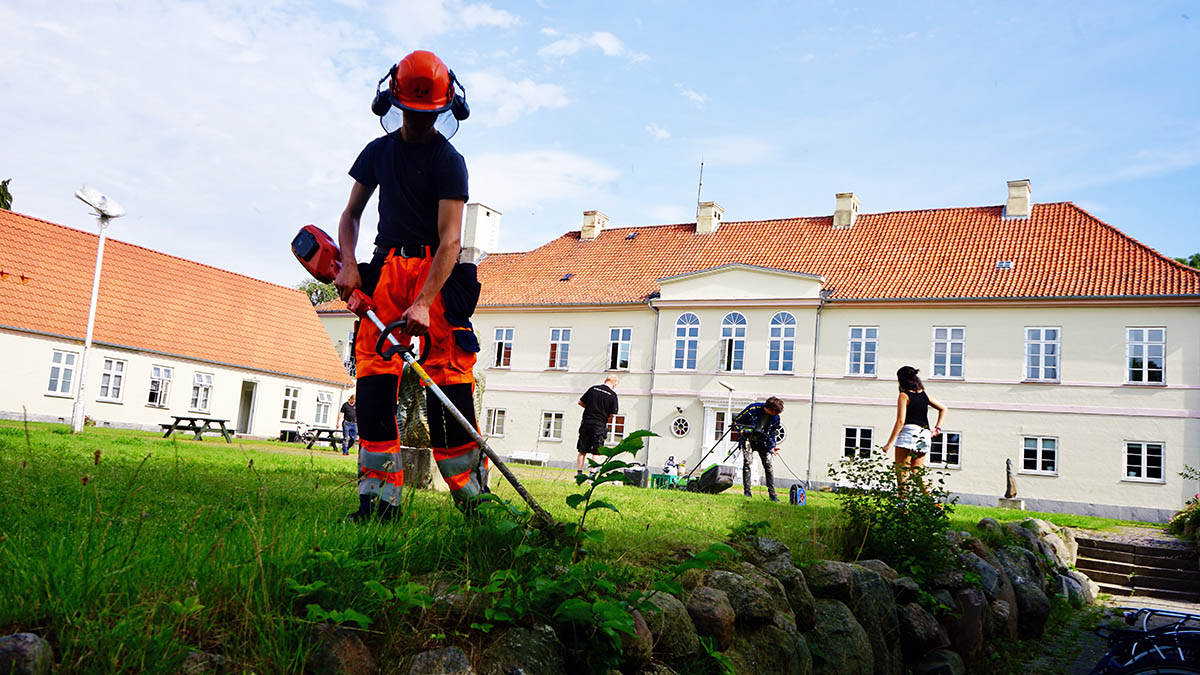Vej og park linjen på STU College Lindersvold passer vores gårdsplads.