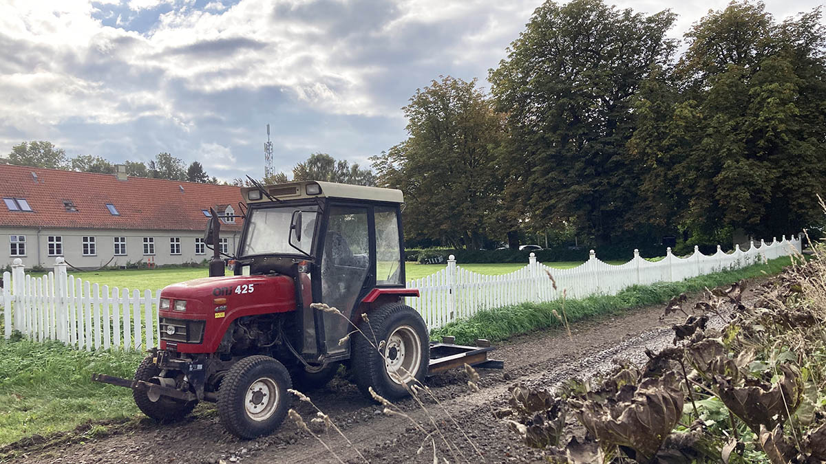 Vejene passes med trsktor og vejhøvl på STU Lindersvold